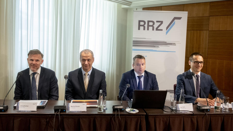 Na snímke sprava člen rady Rady pre rozpočtovú zodpovednosť (RRZ)Pavol Majher, prezident RRZ Ján Tóth, členovia rady RRZ Martin Šuster a Juraj Kotian počas tlačovej konferencie na tému Aktuálny výhľad verejných financií na roky 2023 až 2026. Potrebná veľkosť ozdravných opatrení. Zhodnotenie predloženého Program stability v Bratislave vo štvrtok 1. júna 2023. FOTO TASR - Martin Baumann