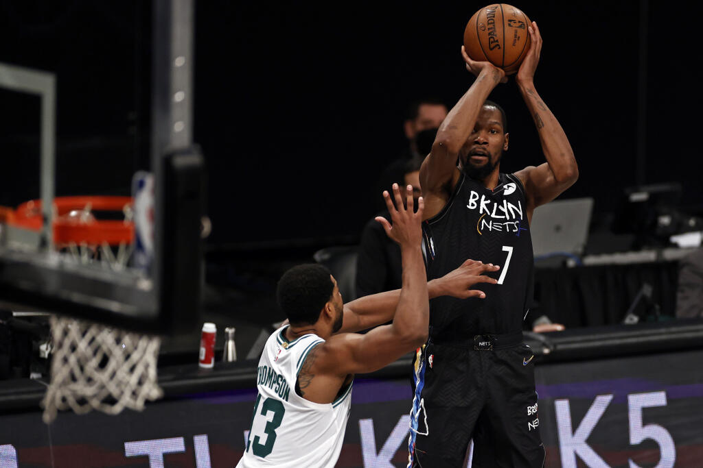 Na snímke hráč Bostonu Tristan Thompson dáva kôš v zápase basketbalovej NBA Los Angeles Lakers - Boston Celtics