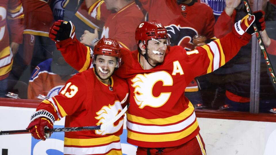 PK 1 Calgary - Na snímke hokejisti Calgary sprava strelec gólu Matthew Tkachuk a Johnny Gaudreau sa tešia po góle v prvom zápase semifinále Západnej konferencie zámorskej hokejovej NHL Calgary Flames - Edmonton Oilers v Calgary v stredu 18. mája 2022. FOTO TASR/AP
Calgary Flames forward Matthew Tkachuk, right, celebrates his goal against the Edmonton Oilers with forward Johnny Gaudreau during the third period of Game 1 of an NHL hockey second-round playoff series Wednesday, May 18, 2022, in Cal