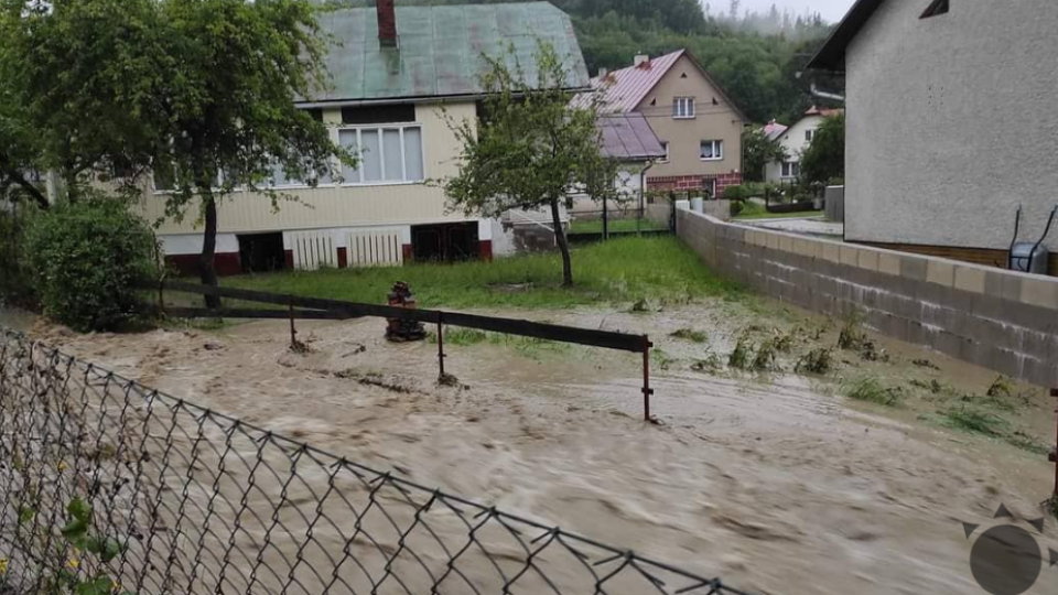 Následky dažďa na Kysuciach aktuálne odstraňujú hasiči. V obci Zákopčie aj v Čadci – mestskej časti Rieke, sa vybrežili potoky.