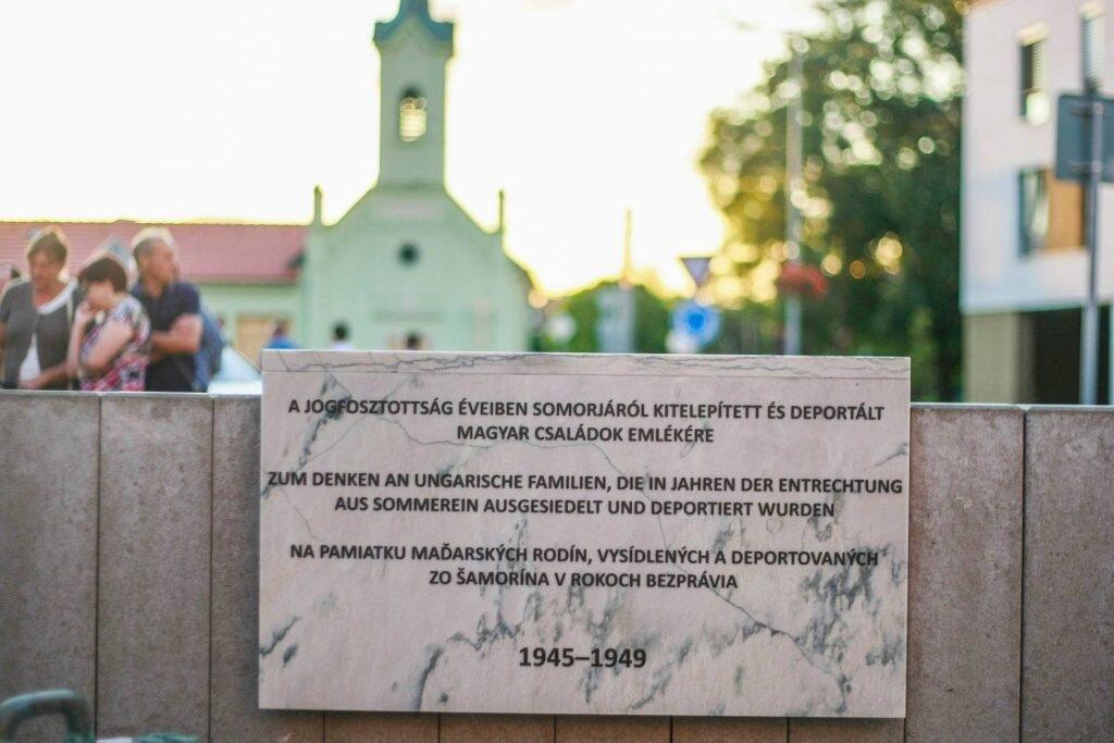 Tabuľa na pamätníku vysídleným Maďarom v Šamoríne, ktorý odhalili 2. augusta
