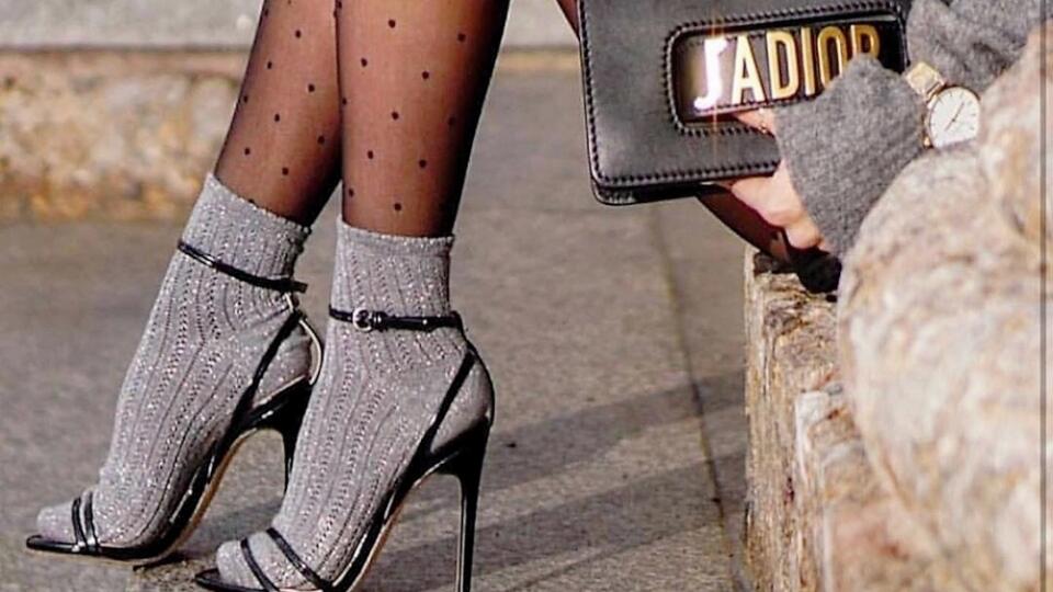 V hrubých pančuškách a štrasových sandálikoch sa premávali modelky na poslednej prehliadke Chanel.