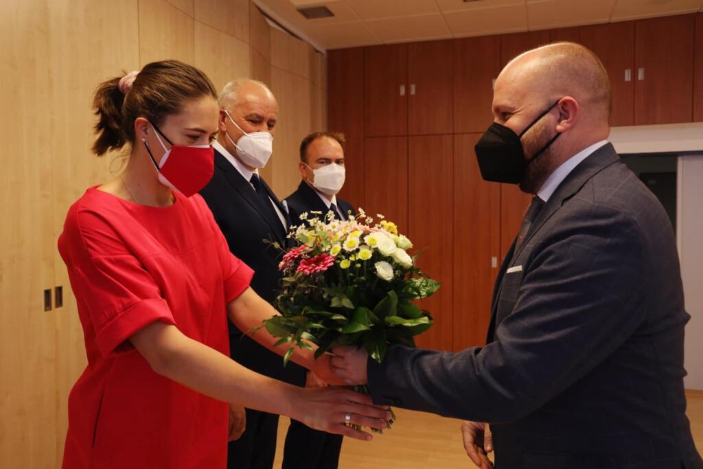 Minister obrany SR Jaroslav Naď vo štvrtok v priestoroch rezortu privítal slovenskú lyžiarku Petru Vlhovú.