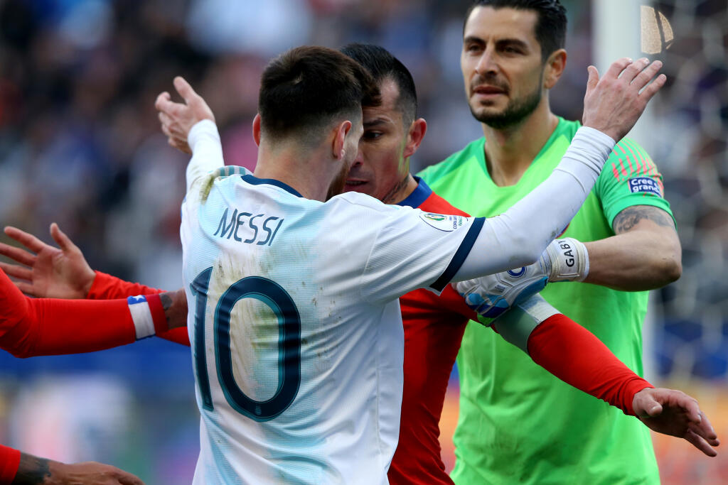 Lionel Messi dostal po strkanici s Medelom červenú kartu.