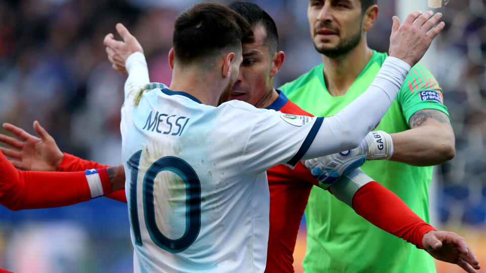 Lionel Messi dostal po strkanici s Medelom červenú kartu.