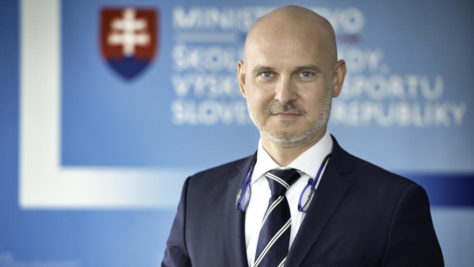 Na snímke minister školstva, vedy, výskumu a športu SR Branislav Gröhling (SaS) pózuje 26. mája 2020 v Bratislave. FOTO TASR - Pavel Neubauer