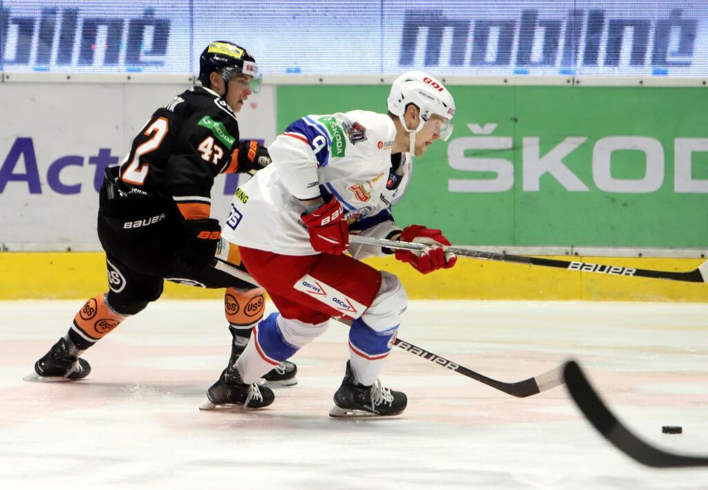 Na snímke zľava John Walting (Košice) a Juraj Šiška (Zvolen) počas 5. kola hokejovej Tipos extraligy HKM Zvolen - HC Košice 30. septembra 2022 vo Zvolene. FOTO TASR - Ján Krošlák