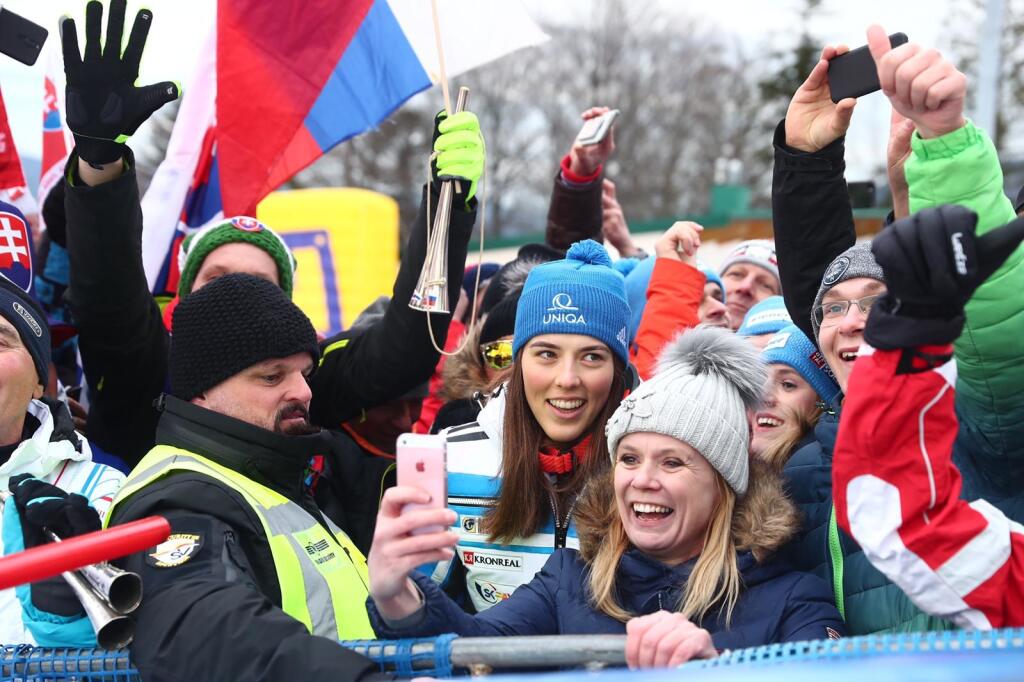 Spontánna Petra Vlhová preskočila zábrany a radovala sa so slovenskými fanúšikmi.