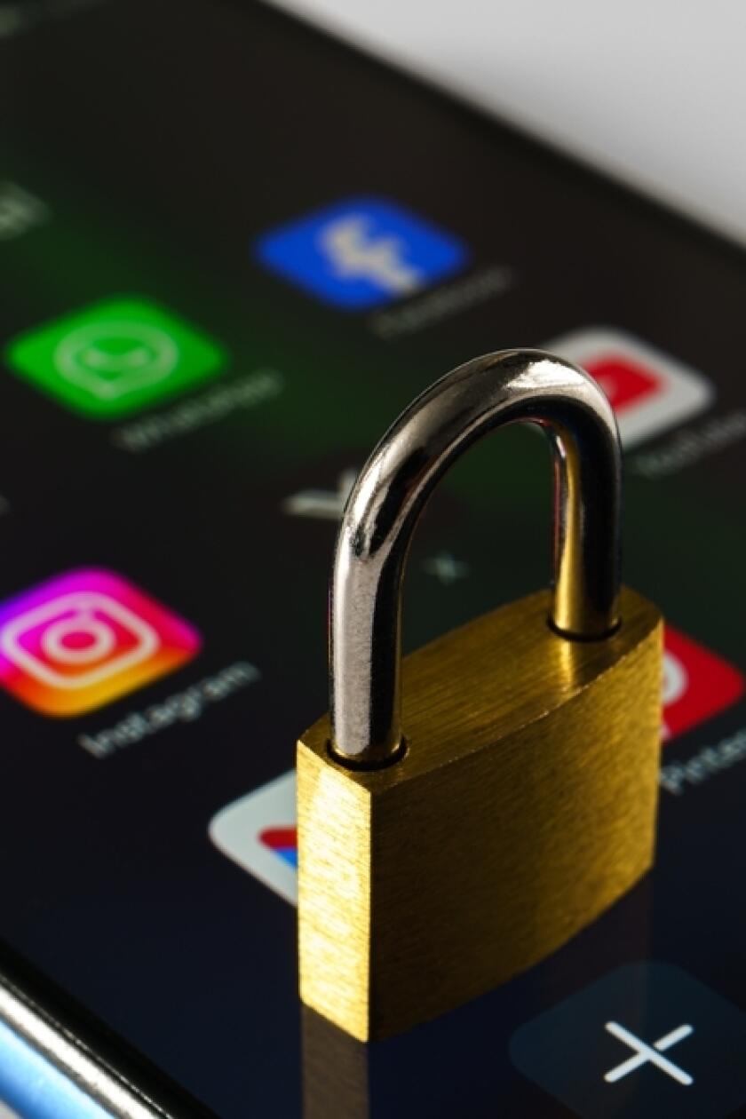 Bitka o digitálne súkromie: Brusel tlačí na plošné sledovanie, Česko hovorí jasné nie