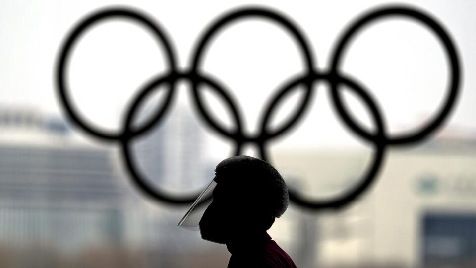 KK33 Peking - Osoba s ochranným štítom na tvári kráča okolo olympijských kruhov v novinárskom tlačovom centre na zimné olympijské hry 2022 v Pekingu 19. januára 2022. V poradí XXIV. zimné olympijské hry sa v Pekingu uskutočnia od 4. do 20. februára 2022. Paralympijské hry prídu na rad od 4. do 13. marca. FOTO TASR/AP
A person wearing a face shield walks past the Olympic rings inside the main media center at the 2022 Winter Olympics, Wednesday, Jan. 19, 2022, in Beijing. (AP Photo/David J. Phil