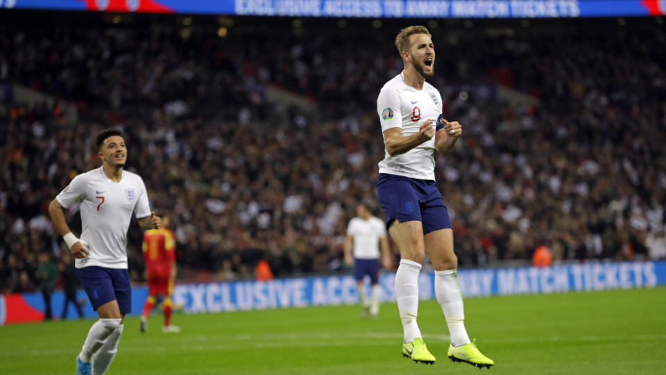 WA 45 Londýn - Anglický futbalista Harry Kane (vpravo) sa teší po strelení gólu v kvalifikačnom zápase A-skupiny EURO 2020 Anglicko - Čierna Hora v Londýne 14. novembra 2019. FOTO TASR/AP 


England's Harry Kane, right, celebrates scoring the fifth goal during the Euro 2020 group A qualifying soccer match between England and Montenegro at Wembley stadium in London, Thursday, Nov. 14, 2019. (AP Photo/Kirsty Wigglesworth)