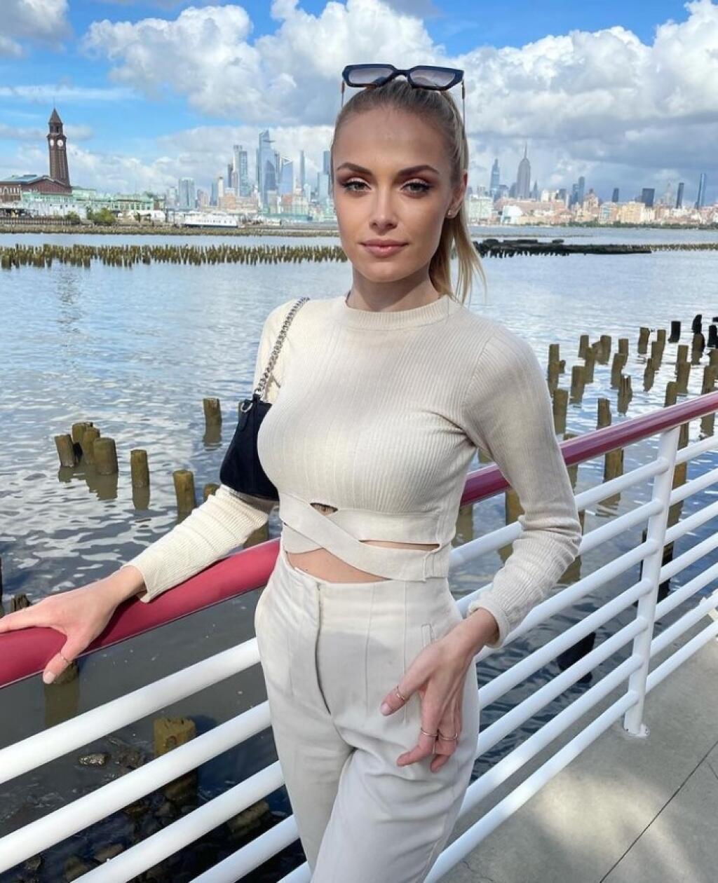 Sexi misska Natália Hoštáková robí v New Jersey spoločnosť nášmu obrancovi Christiánovi Jarošovi.