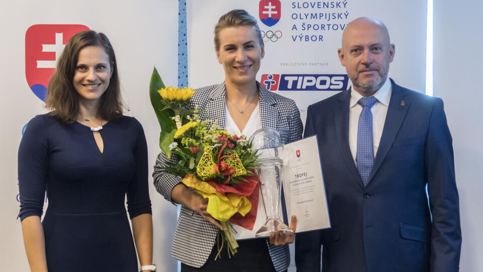 Na snímke uprostred si prevzala cenu Trofej SOŠV bývalá biatlonistka Anastasia Kuzminová, vpravo prezident Slovenského olympijského a športového výboru (SOŠV) Anton Siekel a vľavo členka Medzinárodného olympijského výboru (MOV) Danka Barteková počas 57. valného zhromaždenia SOŠV 26. júna 2020 v Bratislave. FOTO TASR - Martin Baumann