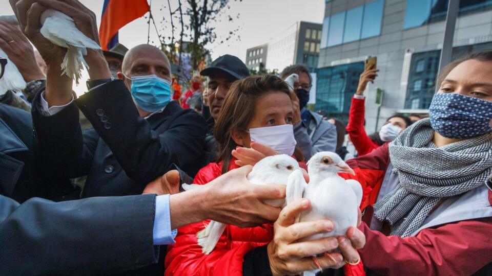 Demonštranti sa chystajú vypustiť biele holubice počas protestu pred sídlom Európskej rady, kde sa koná summit EÚ, na podporu Arménska a proti vojne v samozvanom regióne Náhorný Karabach v Bruseli 1. októbra 2020