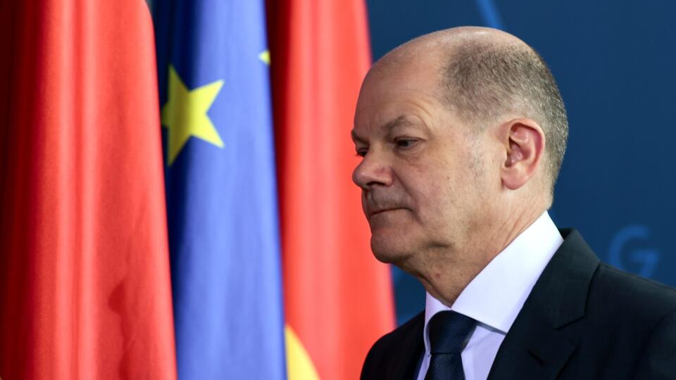 KK108 Berlín - Nemecký kancelár Olaf Scholz prichádza na stretnutie s novinármi 3. apríla 2022 v Berlíne. Nemecký kancelár Olaf Scholz avizoval v nedeľu prijatie nových sankcií voči Rusku. Ide o reakciu na