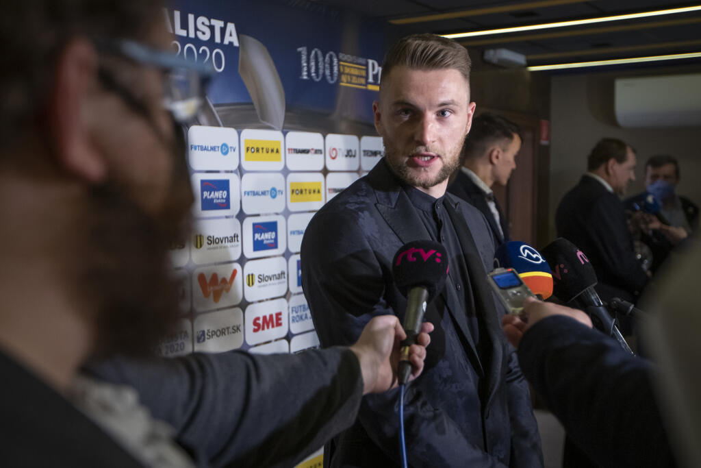 Anketu Futbalista roka 2020 sprevádzali pre pandémiu koronavírusu Covid - 19 prísne bezpečnostné opatrenia. Na snímke je víťaz ankety, Milan Škriniar.