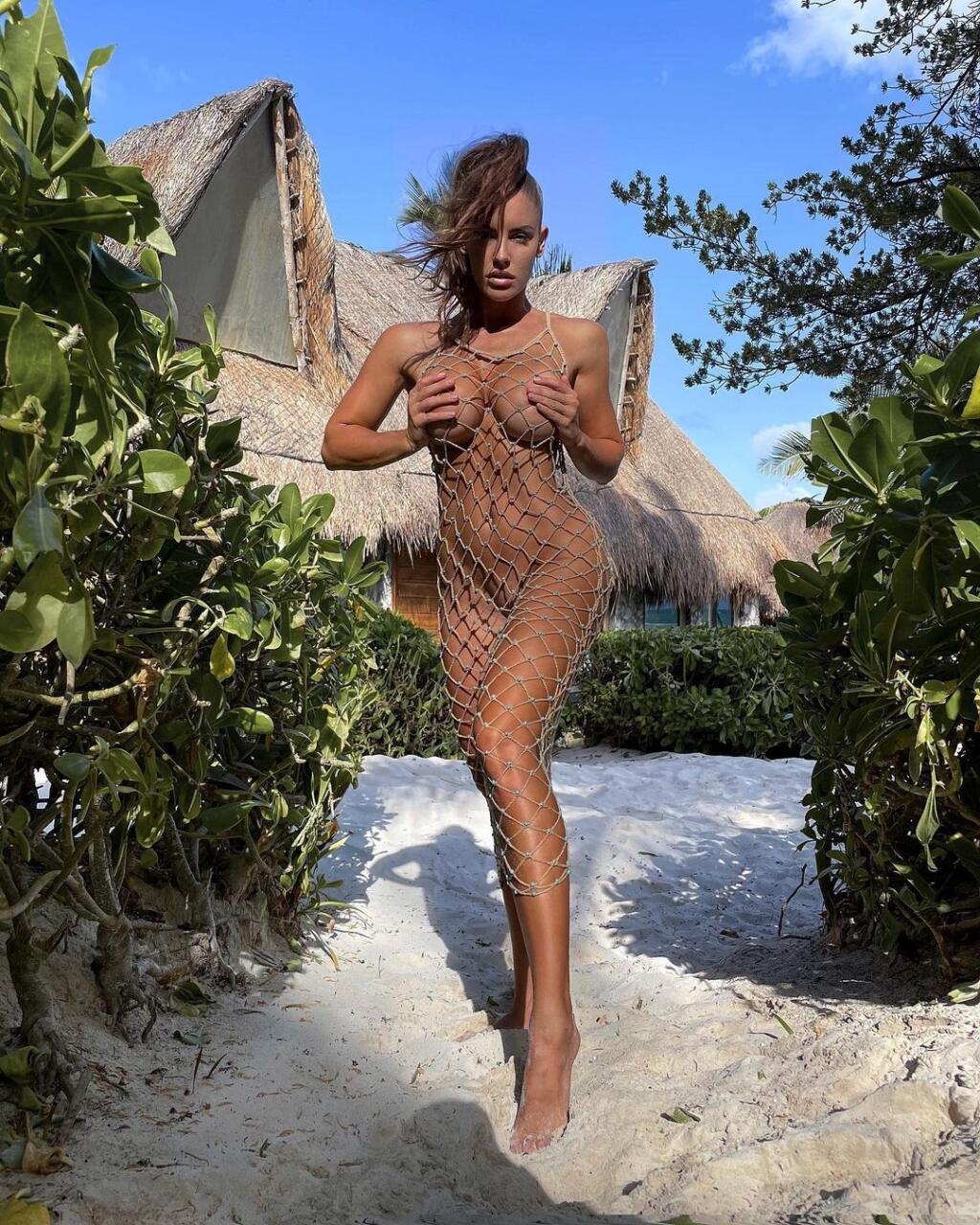 Zdá sa však, že sexi modelke nevoní príchod jesene a už je v mexickom raji naspäť.