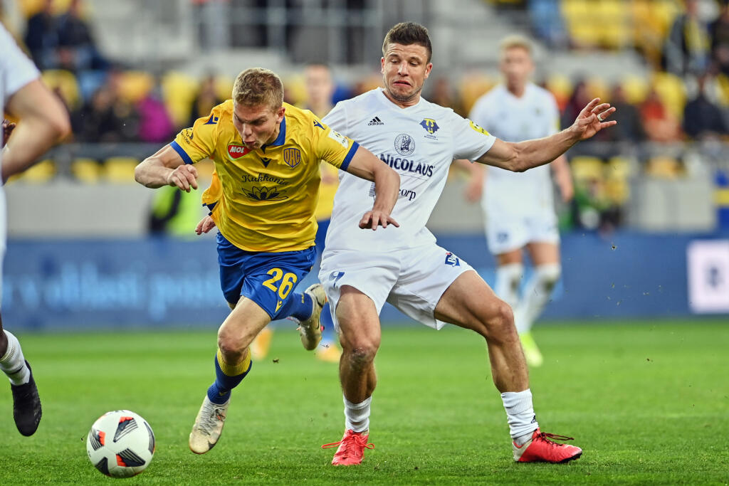 Futbalista DAC Dunajská Streda András
Schäfer (vľavo) a hráč Michaloviec Matúš Marcin bojujú o loptu v zápase 12. kola Fortuna ligy FC DAC 1904 Dunajská Streda - MFK Zemplín Michalovce v Dunajskej Strede v nedeľu 24. októbra 2021. FOTO TASR - Edmund Örzsik