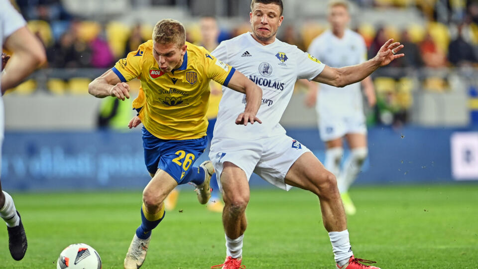 Futbalista DAC Dunajská Streda András
Schäfer (vľavo) a hráč Michaloviec Matúš Marcin bojujú o loptu v zápase 12. kola Fortuna ligy FC DAC 1904 Dunajská Streda - MFK Zemplín Michalovce v Dunajskej Strede v nedeľu 24. októbra 2021. FOTO TASR - Edmund Örzsik