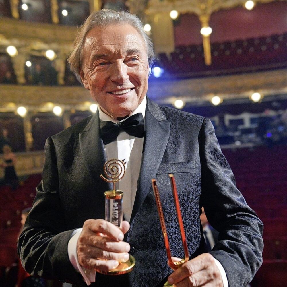 Karel Gott mal minimálne dva dôvody na úsmev...