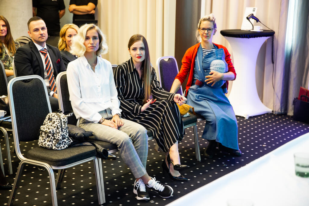 Tlačová konferencia zameraná na bezpečnosť detí na internete v jednom z bratislavských hotelov. Na snímke Diana Hágerová, Natália Hatalová a Kristína Tormová.
