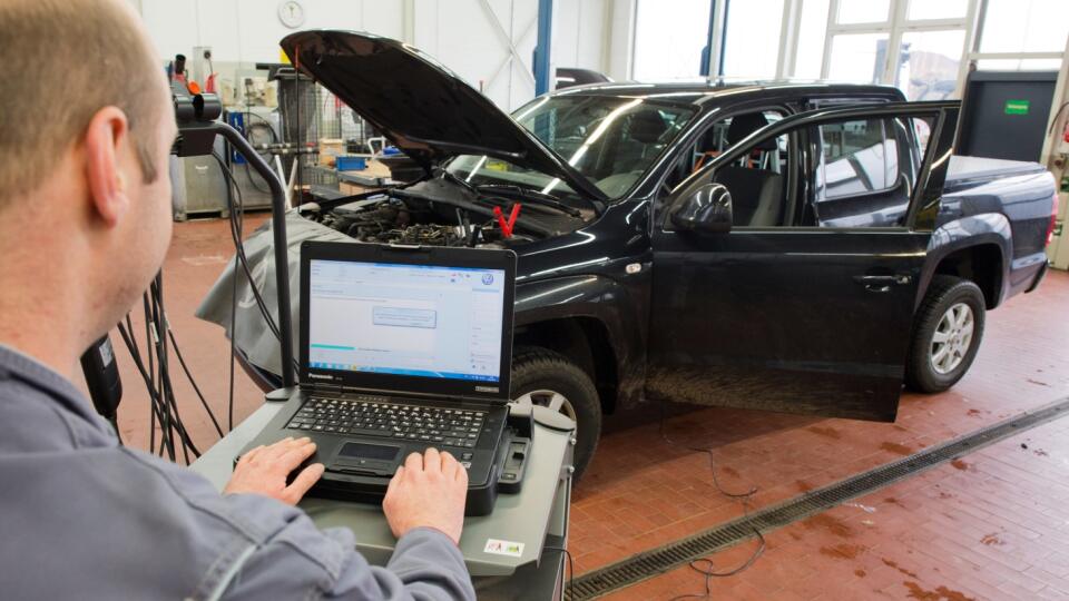 WA 30 archív Hannover - Na archívnej snímke z 27. januára 2020 automechanik načítava aktualizáciu softvéru pre riadiacu jednotku elektroniky motora na automobile Volkswagen Amarok s dieselovým motorom s objemom 2,0 litra. Nemecký automobilový koncern Volkswagen (VW) už dosiahol dohody s 200.000 zo skupiny 260.000 klientov, ktorí sa pripojili k hromadnej žalobe spotrebiteľskej organizácie VZBV o odškodné v súvislosti s emisným škandálom dieselových vozidiel VW. Automobilka o tom informovala v po