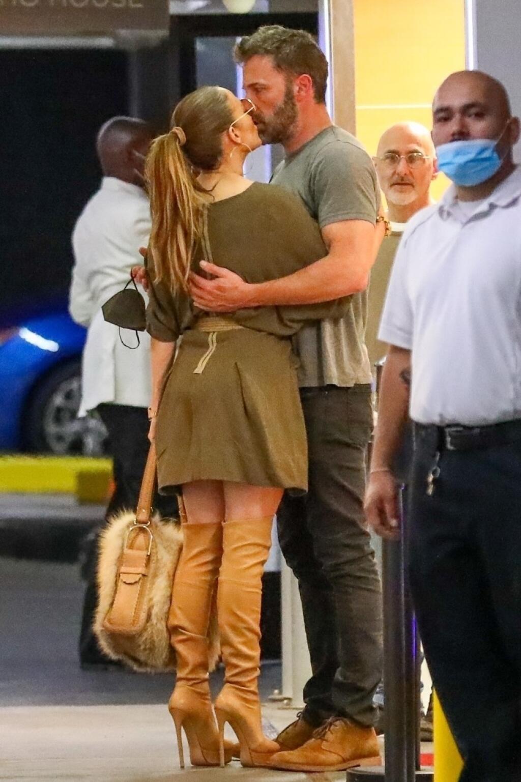 Jennifer a Ben sú do seba stále veľmi zaľúbení. Takto sa bozkávali na verejnosti.
