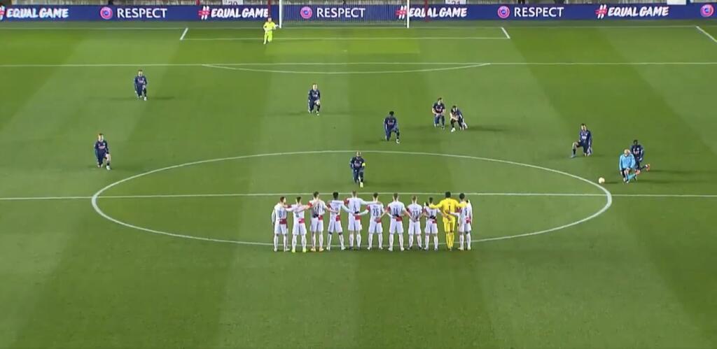 Zatiaľ čo hráči Arsenalu pokľakli, tím Slavie sa držal len okolo ramien.