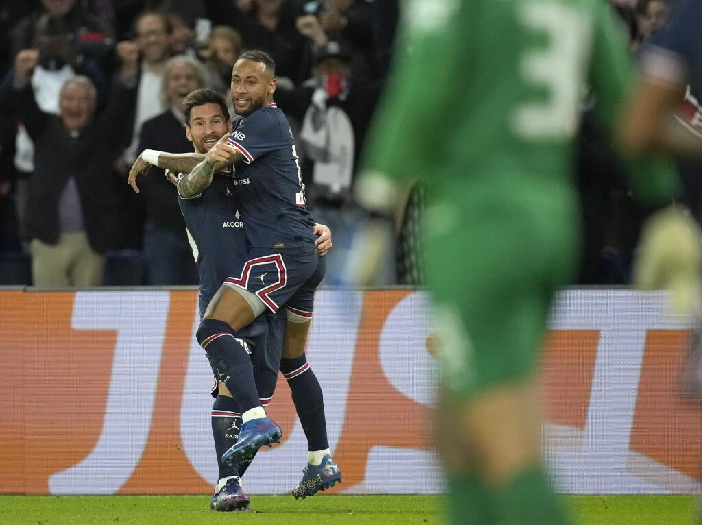 KK2 Paríž - Hráč PSG Lionel Messi (vľavo) sa teší z gólu s Neymarom v zápase A-skupiny Ligy majstrov Paríž SG - Manchester City v Paríži 28. septembra 2021. FOTO TASR/AP
PSG's Lionel Messi, left, celebrates after scoring his side's second goal during the Champions League Group A soccer match between Paris Saint-Germain and Manchester City at the Parc des Princes in Paris, Tuesday, Sept. 28, 2021. (AP Photo/Christophe Ena)