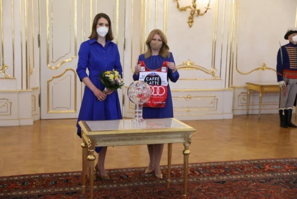 Lyžiarka Petra Vlhová a ej tím na prijatí u prezidentky SR Zuzany Čaputovej.