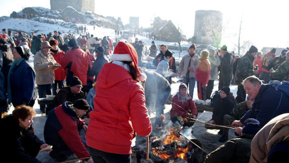 Takto silvestrovali ľudia na hrade Šariš pred rokom.
