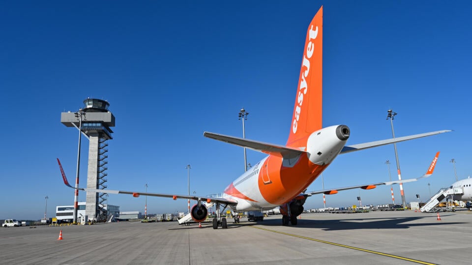 WA 11 archív Schönefeld - Na archívnej snímke z 28. marca 2022 lietadlo britskej nízkonákladových aerolínií easyJet parkuje na Letisku Berlin-Brandenburg (BER) v Schönefelde. Britské nízkonákladové aerolínie easyJet v 1. polroku prebiehajúceho fiškálneho roka 2021/2022 znížili stratu. Spoločnosť výrazne zvýšila tržby rovnako ako počet prepravených cestujúcich. FOTO TASR/DPA
ARCHIV - 28.03.2022, Brandenburg, Schönefeld: Passagierflugzeuge der Fluggesellschaft Easyjet am Hauptstadtflughafen Ber