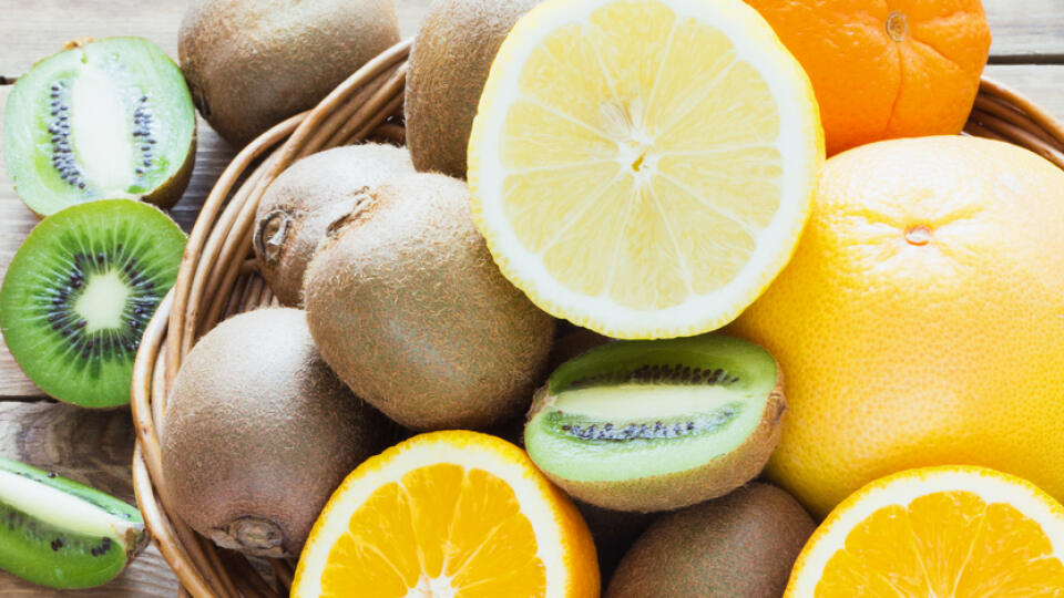 Pomaranče a kivi sú bohaté na vitamíny potrebné pre silnú imunitu.