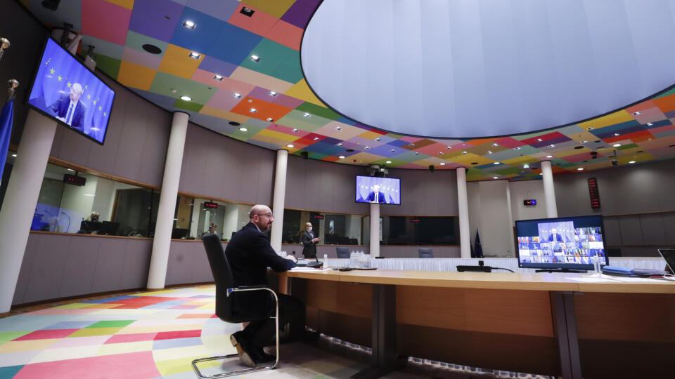 EBE 15 Brusel - Na snímke vľavo predseda Európskej rady Charles Michel, napravo na monitore sú premiéri členských krajín EÚ počas summitu Európskej únie prostredníctvom videokonferencie v Bruseli 25. februára 2021. Koordinácia opatrení proti pandémii koronavírusu a otázky spojené s obranou a bezpečnosťou sú hlavnými témami dvojdňového videosummitu EÚ. FOTO TASR/AP
European Council President Charles Michel speaks with EU leaders during an EU summit, via videoconference link, at the European Counc