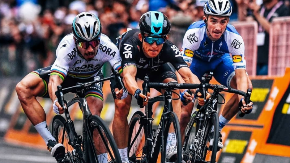 Kwiatkowski (v strede) v roku 2017 porazil Sagana (vľavo) na slávnej klasike Miláno-San Remo doslova o milimetre.