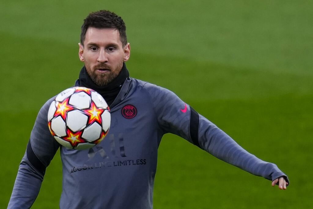 PK 33 archív Madrid - Na archívnej snímke z 8. marca 2022 argentínsky futbalista Lionel Messi trénuje pred zápasom futbalovej Ligy majstov Real Madrid - Paríž Saint Germain v Madride. Tréner argentínskej futbalovej reprezentácie Lionel Scaloni zaradil v piatok 18. marca do nominácie na dva marcové zápasy kvalifikácie MS 2022 opäť aj hviezdneho Lionela Messiho, ktorý naposledy na zraze chýbal pre koronavírus. Kormidelník zaujal tým, že na súpiske figurujú mená až siedmich mladíkov z akadémií euró