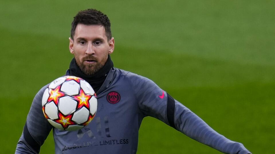 PK 33 archív Madrid - Na archívnej snímke z 8. marca 2022 argentínsky futbalista Lionel Messi trénuje pred zápasom futbalovej Ligy majstov Real Madrid - Paríž Saint Germain v Madride. Tréner argentínskej futbalovej reprezentácie Lionel Scaloni zaradil v piatok 18. marca do nominácie na dva marcové zápasy kvalifikácie MS 2022 opäť aj hviezdneho Lionela Messiho, ktorý naposledy na zraze chýbal pre koronavírus. Kormidelník zaujal tým, že na súpiske figurujú mená až siedmich mladíkov z akadémií euró