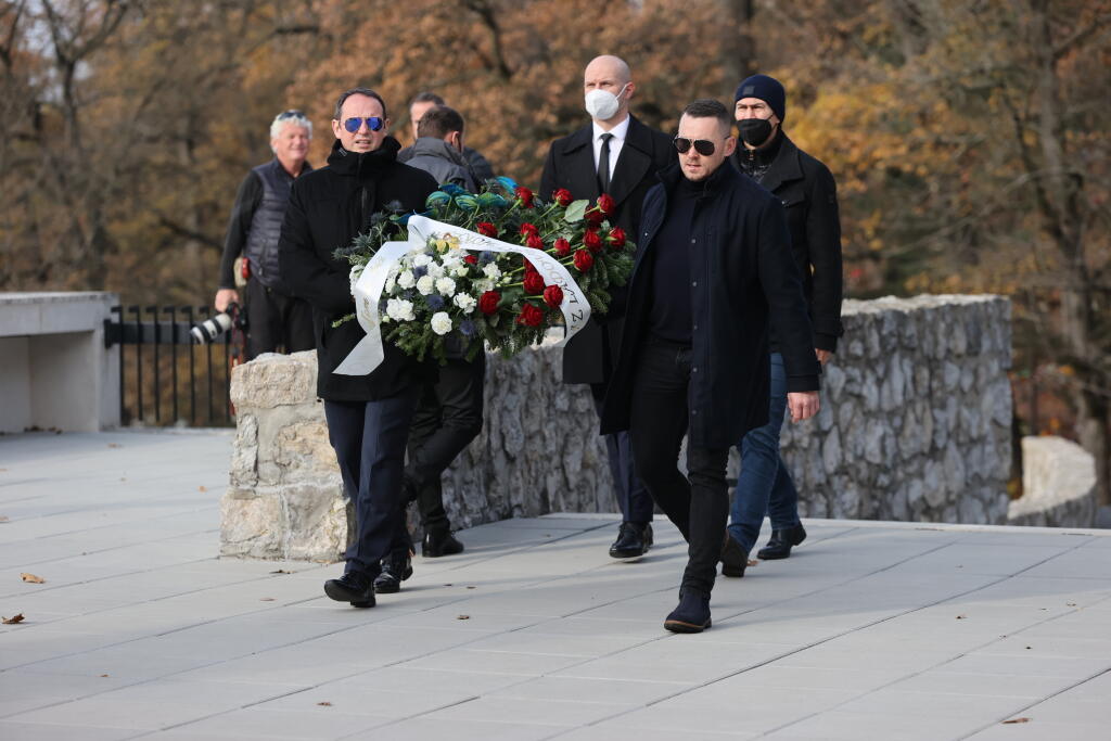 Smútiaci prichádzajú na poslednú rozlúčku s Dušanom Pašekom mladším.