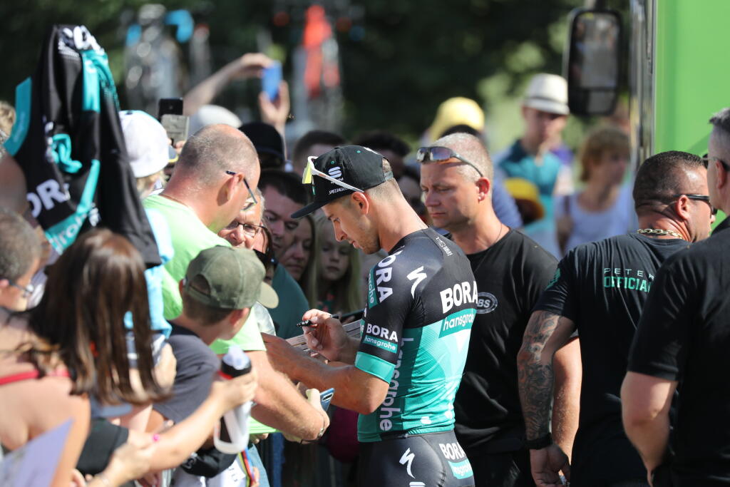"Takéto niečo by sa na Tour de France stať nemohlo," hodnotil situáciu jeden z prítomných novinárov. Všetko vyriešila až Petrova ochranka a Tourminátor sa odviezol až ku karavanu, kde pokračoval vo fotení a rozdávaní podpisov.