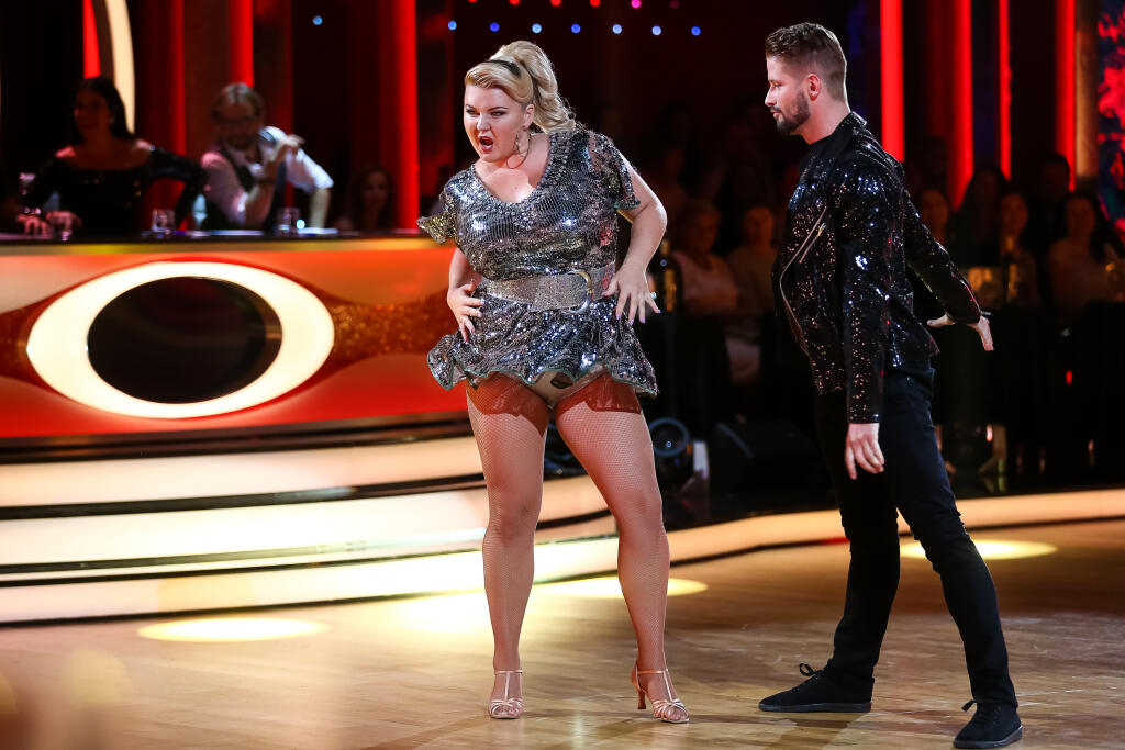 1.kolo tanečnej súťaže celebrít Lets Dance v Bratislavskej Inchebe. Na snímke Eva Kramerová a Lukáš Hojdan