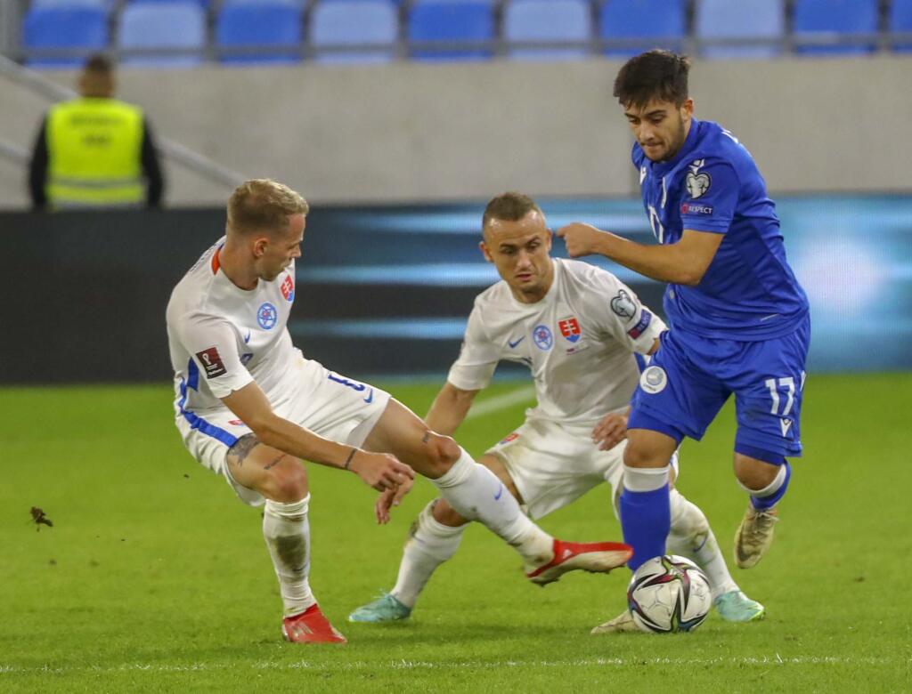 Stanislav Lobotka a Ondrej Duda v súboji o loptu