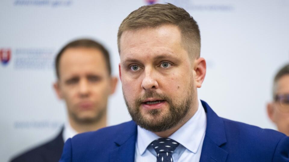 Na snímke zľava generálny riaditeľ Všeobecnej zdravotnej poisťovne (VšZP) Matúš Jurových, minister zdravotníctva SR Kamil Šaško (HLAS-SD) a štátny tajomník ministerstva zdravotníctva SR Michal Štofko počas tlačovej konferencie k zhodnoteniu štyroch mesiacov vo funkcii a hospodáreniu VšZP 11. februára 2025 v Bratislave. FOTO TASR – Jakub Kotian