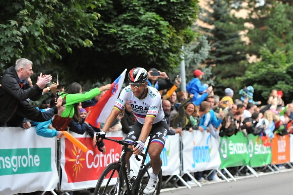 Na snímke slovenský cyklista Peter Sagan (Bora-Hansgrohe) prichádza druhý do cieľa v 2. etape 65. ročníka Medzinárodných cyklistických pretekov Okolo Slovenska v Dolnom Kubíne 17. septembra 2021.