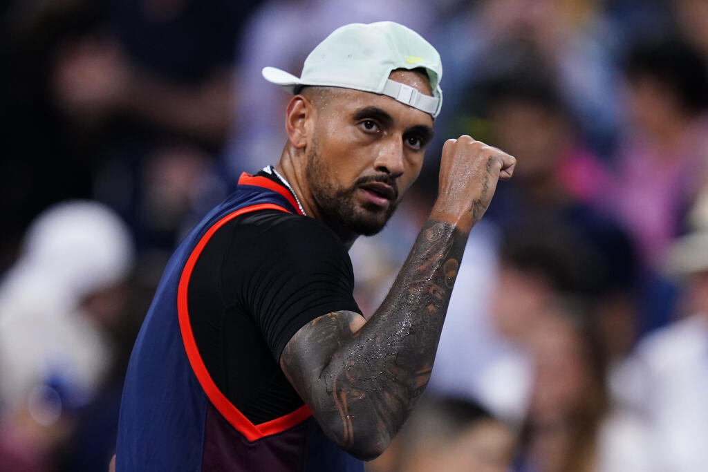 EBE 10 New York - Austrálsky tenista Nick Kyrgios postúpil do osemfinále mužskej dvojhry na grandslamovom turnaji US Open vyradil domáceho J.J. Wolfa 6:4, 6:2, 6:3 v New Yorku v noci na sobotu 3. septembra 2022. FOTO TASR/AP
Nick Kyrgios, of Australia, reacts after defeating J.J. Wolf, of the United States, during the third round of the U.S. Open tennis championships, Friday, Sept. 2, 2022, in New York. (AP Photo/Frank Franklin II)
