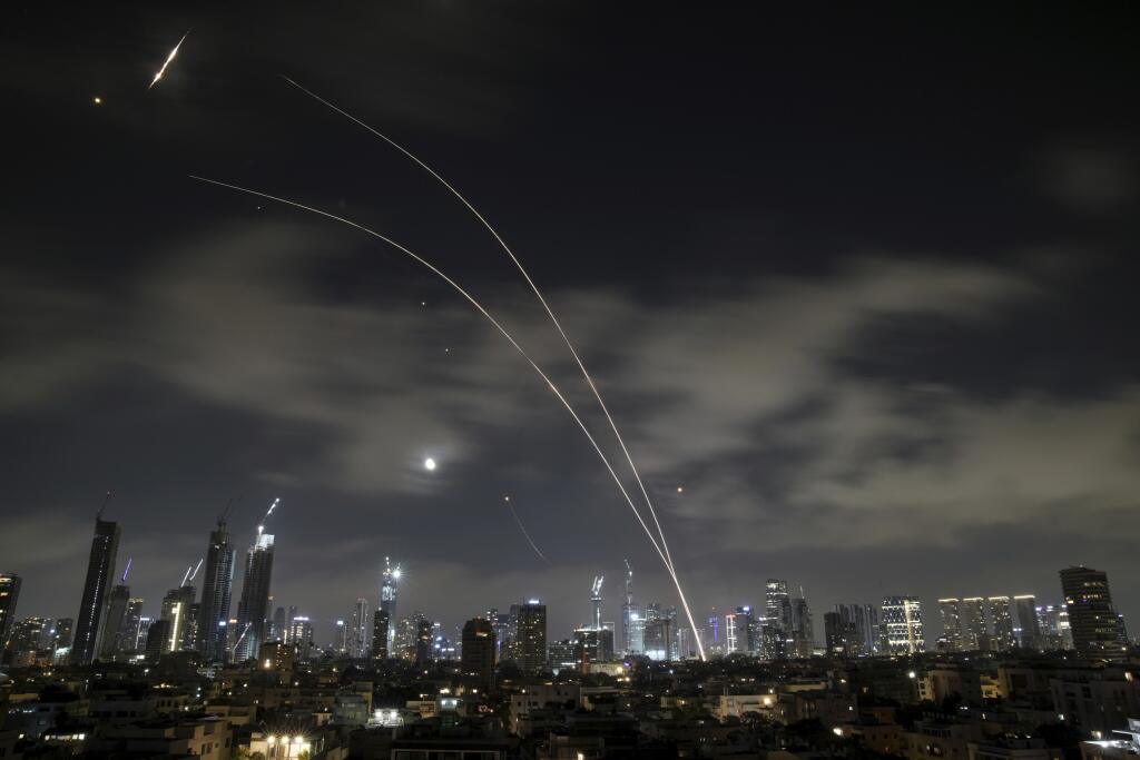 JB 24 Tel Aviv - Izraelský protivzdušný obranný systém páli na zachytenie rakiet počas iránskeho útoku nad Tel Avivom v stredu 18. júna 2025.  FOTO TASR/AP

Israeli air defense system fires to intercept missiles during an Iranian attack over Tel Aviv, Israel, early Wednesday, June 18, 2025. (AP Photo/Leo Correa)