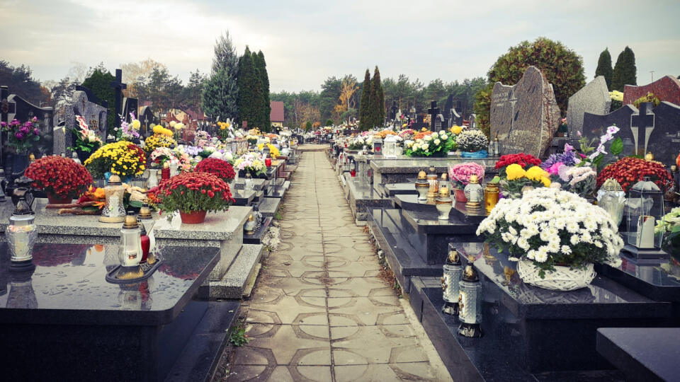 Súčasné slávenie Dušičiek charakterizujú hroby vyzdobené záplavou kvetov.