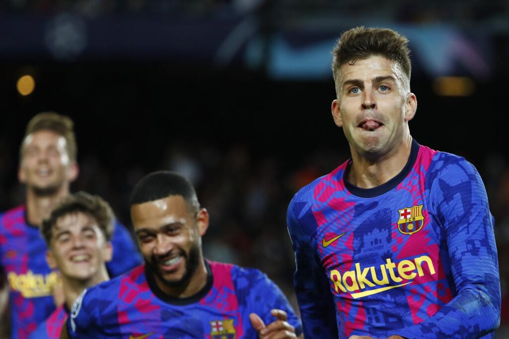 KK27 Barcelona - Futbalista FC Barcelony Gerard Pique sa teší z gólu so spoluhráčmi počas zápasu E-skupiny 3. kola skupinovej fázy Ligy majstrov FC Barcelona - Dynamo Kyjev 20. októbra 2021 v Barcelone. FOTO TASR/AP
Barcelona's Gerard Pique celebrates with his teammates after scoring his side's first goal during a Champions League group E soccer match between F.C. Barcelona and Dinamo Kyiv at Camp Nou stadium in Barcelona, Spain, Wednesday, Oct. 20, 2021. (AP Photo/Joan Monfort)
