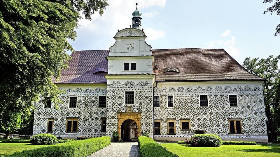 S fasádou zámku v Doudlebách nad Orlicí sa vyhrali talianski renesanční umelci.