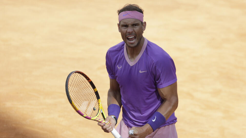 JB 77 Rím - Španielsky tenista Rafael Nadal oslavuje po výhre nad Američanom Reileym Opelkom v semifinále dvojhry na tenisovom turnaji ATP v Ríme 15. mája 2021. FOTO TASR/AP
Spain's Rafael Nadal celebrates after winning his semi-final match against United States' Reiley Opelka at the Italian Open tennis tournament, in Rome, Saturday, May 15, 2021. (AP Photo/Gregorio Borgia)