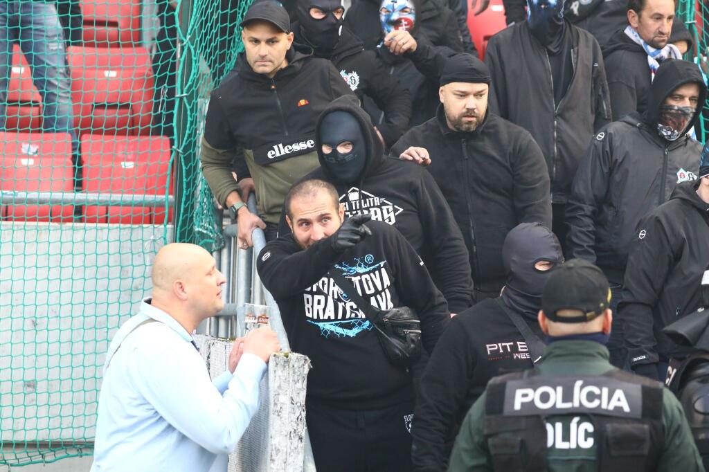 Šokujúce zábery z derby medzi Spartakom Trnava a Slovanom Bratislava. Fanúšikovia sa vtrhli na hraciu plochu a bili sa hlava nehlava.